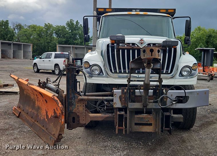 image for item EO4591 2013 International 7400 hook lift truck