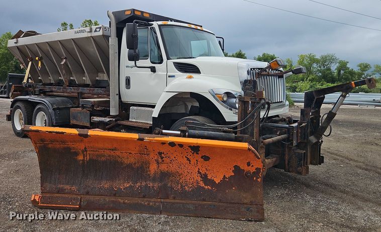 image for item EO4591 2013 International 7400 hook lift truck