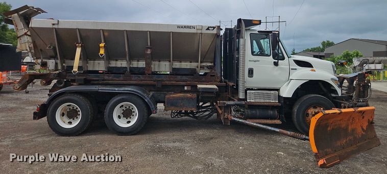 image for item EO4591 2013 International 7400 hook lift truck