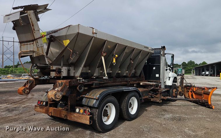 image for item EO4591 2013 International 7400 hook lift truck