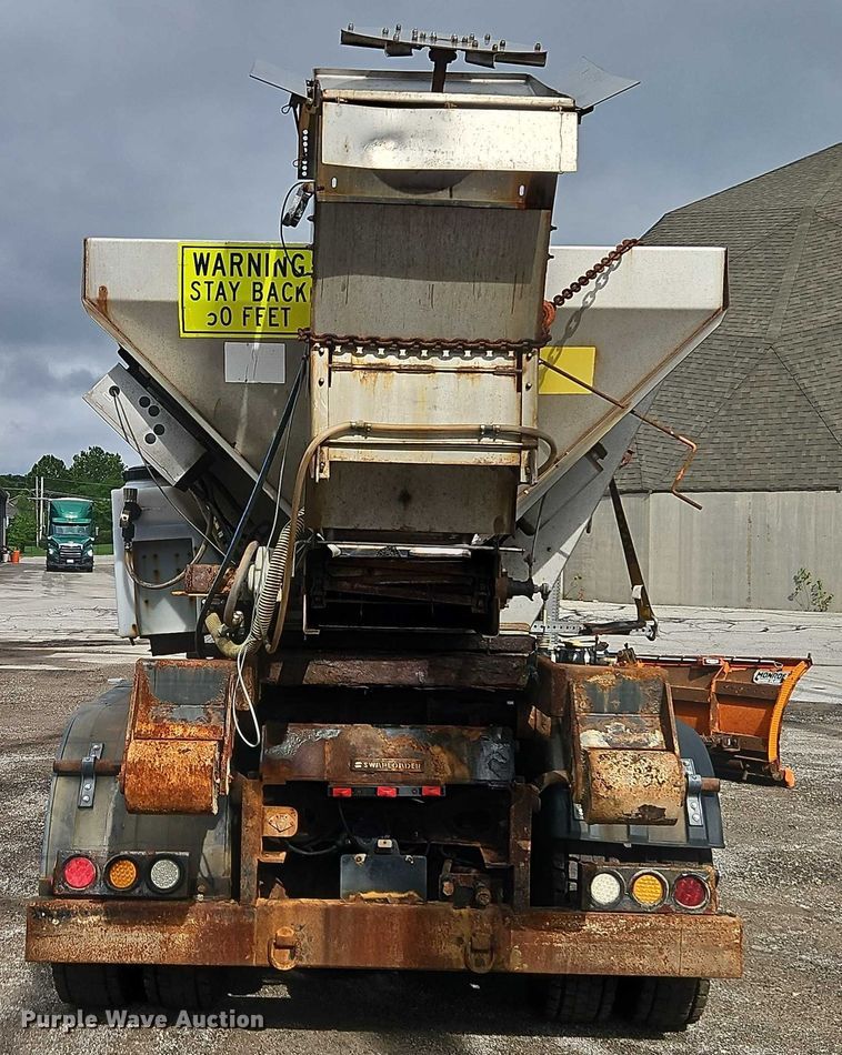 image for item EO4591 2013 International 7400 hook lift truck