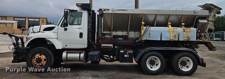 image for item EO4591 2013 International 7400 hook lift truck