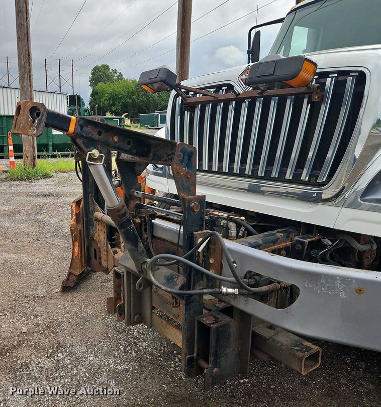 image for item EO4591 2013 International 7400 hook lift truck