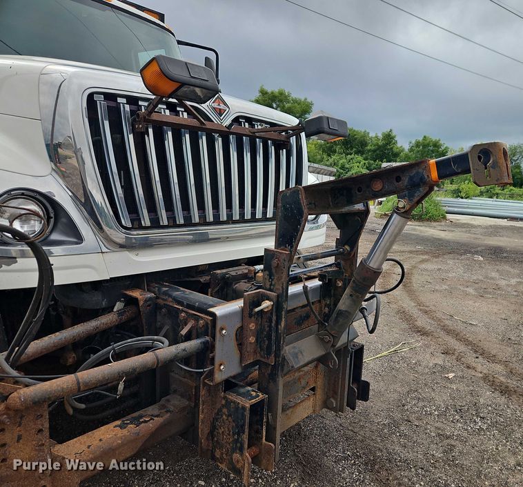 image for item EO4591 2013 International 7400 hook lift truck