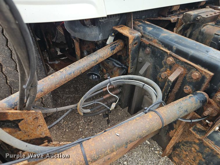 image for item EO4591 2013 International 7400 hook lift truck