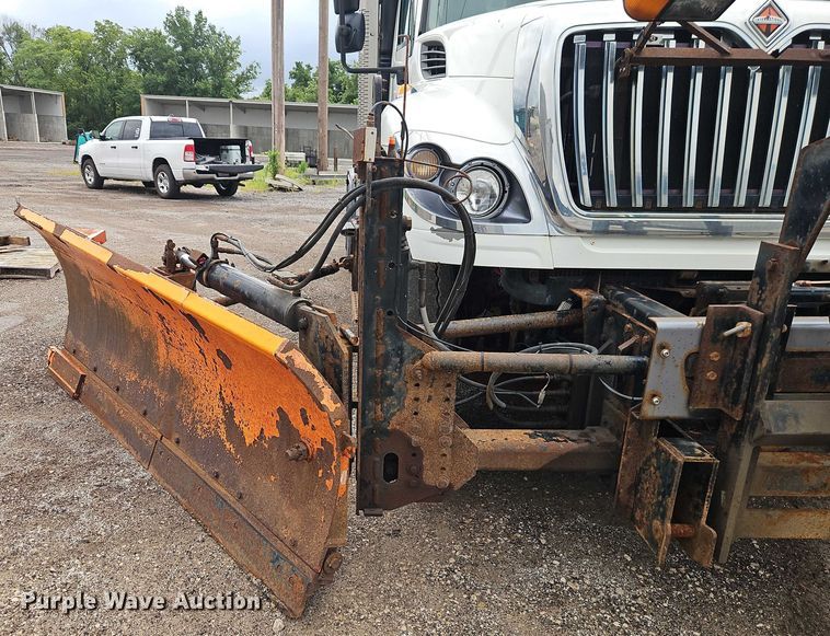 image for item EO4591 2013 International 7400 hook lift truck