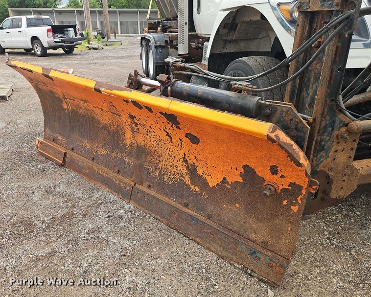 image for item EO4591 2013 International 7400 hook lift truck