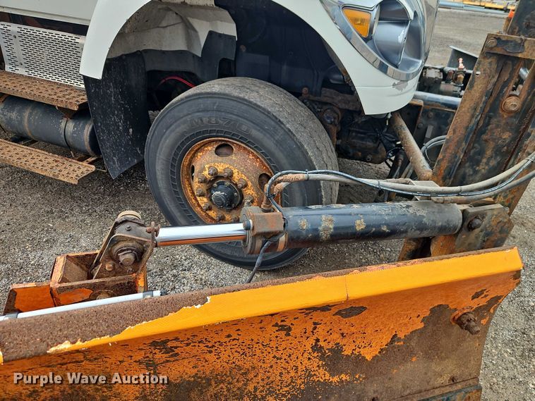 image for item EO4591 2013 International 7400 hook lift truck