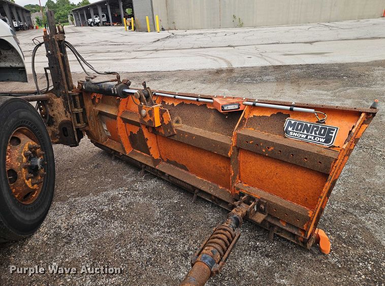 image for item EO4591 2013 International 7400 hook lift truck