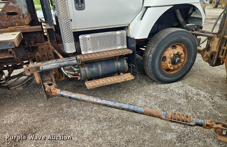 image for item EO4591 2013 International 7400 hook lift truck