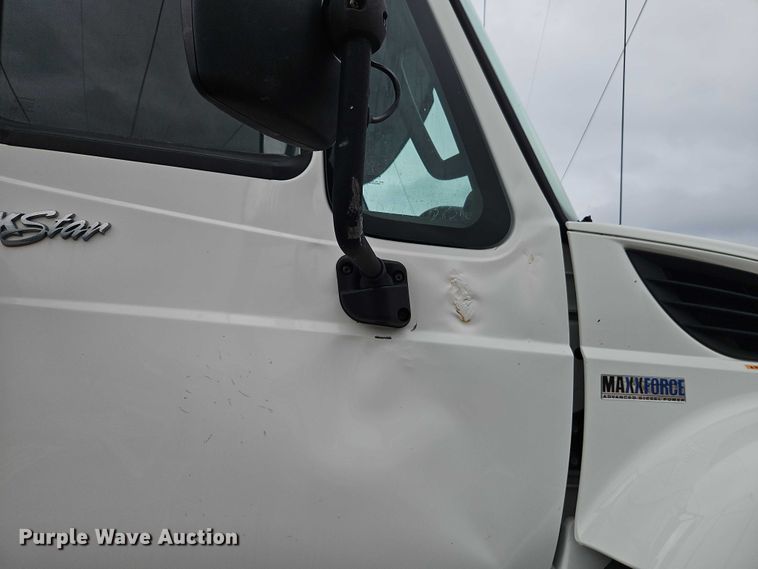 image for item EO4591 2013 International 7400 hook lift truck