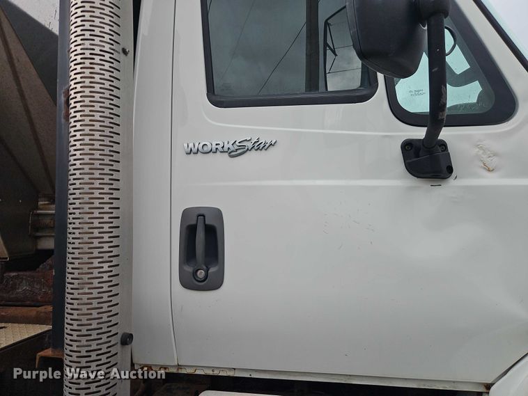 image for item EO4591 2013 International 7400 hook lift truck