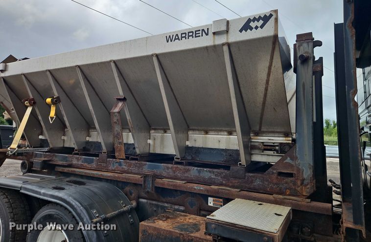 image for item EO4591 2013 International 7400 hook lift truck