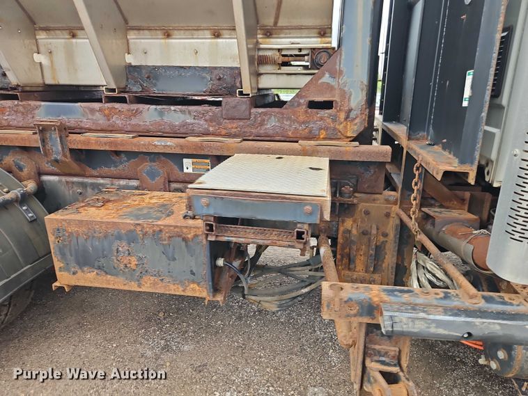 image for item EO4591 2013 International 7400 hook lift truck