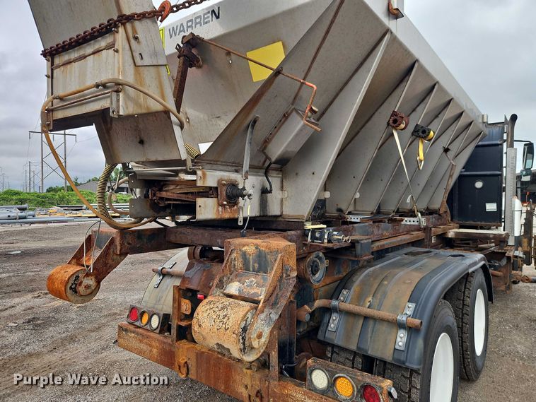 image for item EO4591 2013 International 7400 hook lift truck