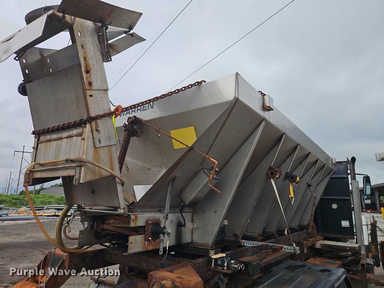 image for item EO4591 2013 International 7400 hook lift truck