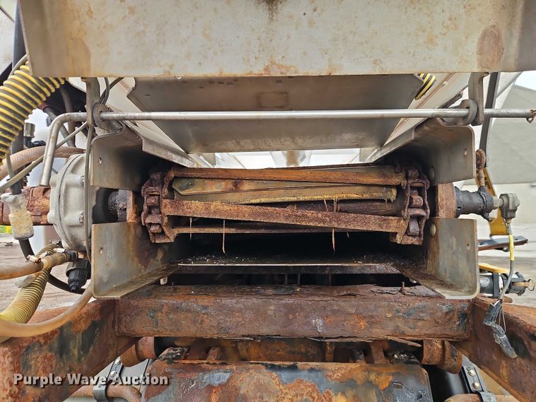 image for item EO4591 2013 International 7400 hook lift truck