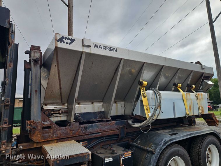 image for item EO4591 2013 International 7400 hook lift truck