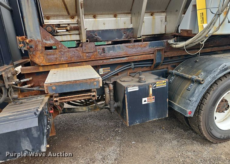 image for item EO4591 2013 International 7400 hook lift truck