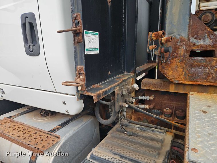 image for item EO4591 2013 International 7400 hook lift truck