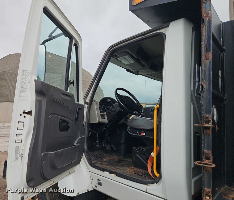 image for item EO4591 2013 International 7400 hook lift truck