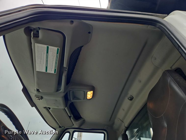 image for item EO4591 2013 International 7400 hook lift truck