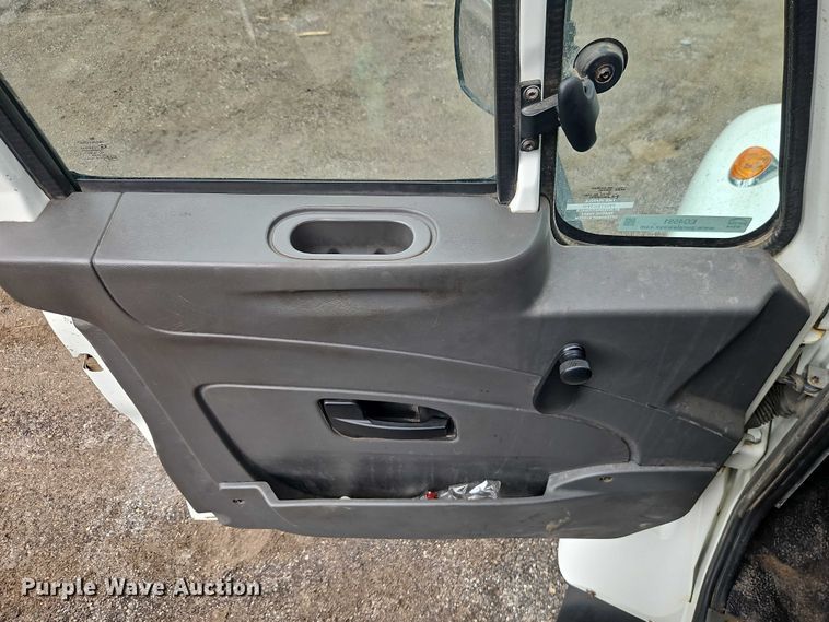 image for item EO4591 2013 International 7400 hook lift truck