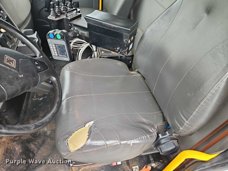 image for item EO4591 2013 International 7400 hook lift truck