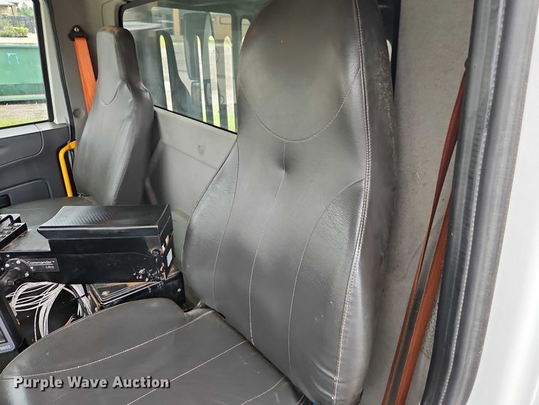 image for item EO4591 2013 International 7400 hook lift truck