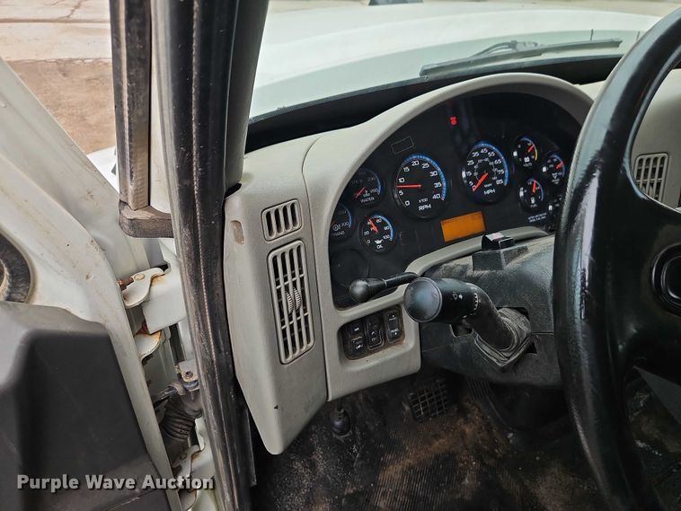 image for item EO4591 2013 International 7400 hook lift truck