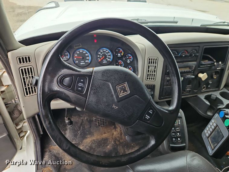 image for item EO4591 2013 International 7400 hook lift truck