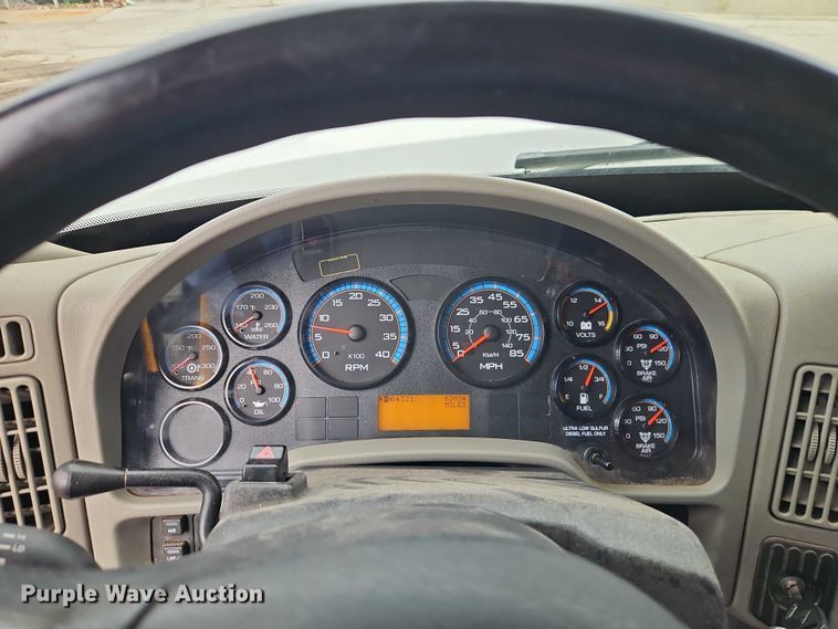 image for item EO4591 2013 International 7400 hook lift truck