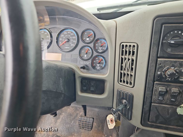 image for item EO4591 2013 International 7400 hook lift truck