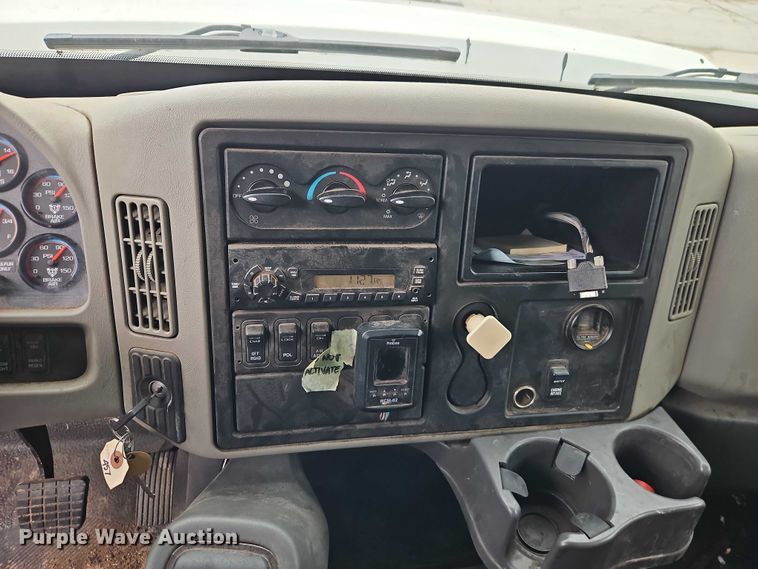 image for item EO4591 2013 International 7400 hook lift truck