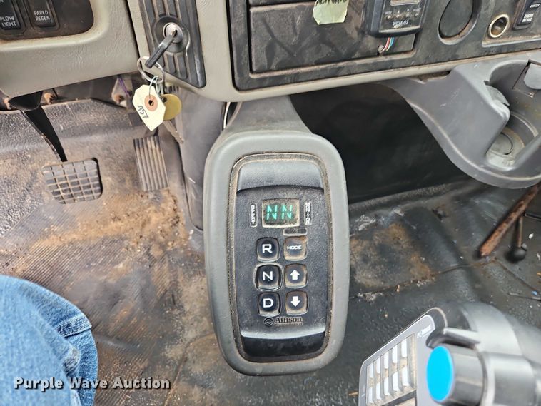 image for item EO4591 2013 International 7400 hook lift truck