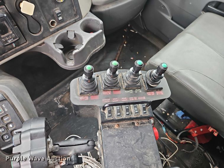 image for item EO4591 2013 International 7400 hook lift truck