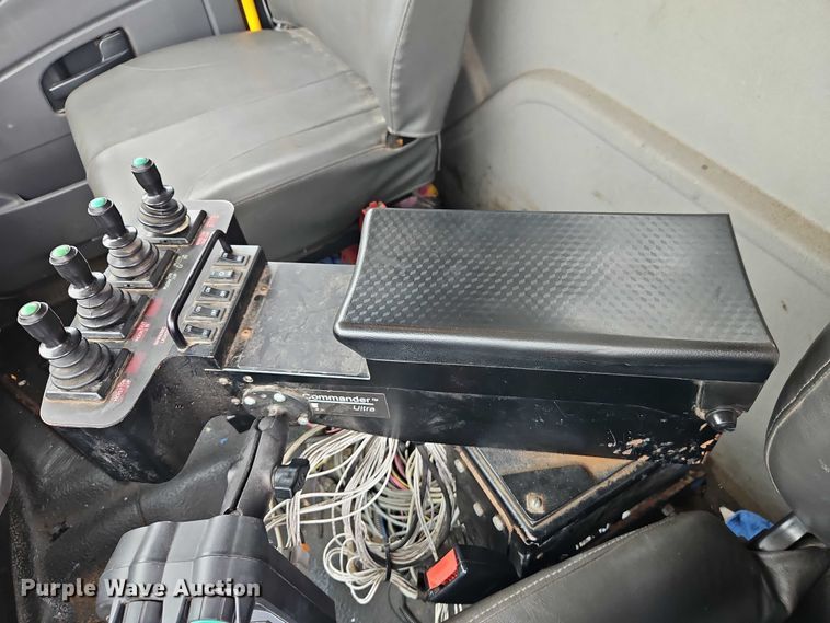 image for item EO4591 2013 International 7400 hook lift truck