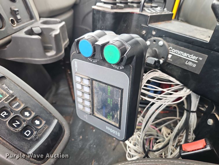 image for item EO4591 2013 International 7400 hook lift truck