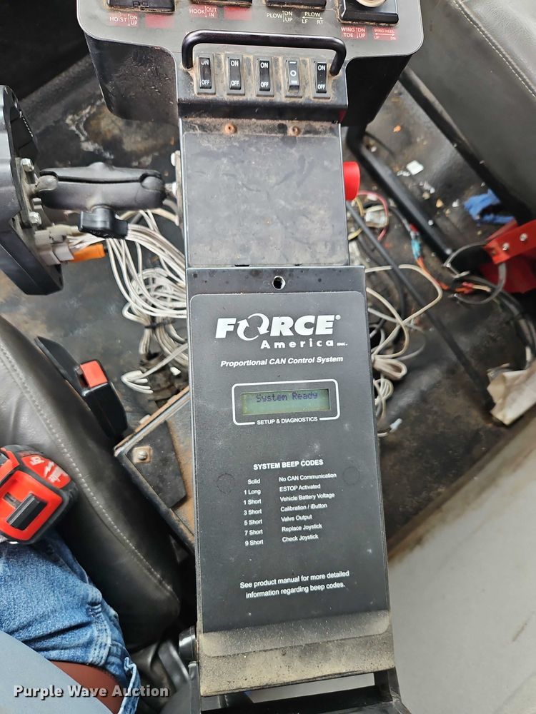 image for item EO4591 2013 International 7400 hook lift truck