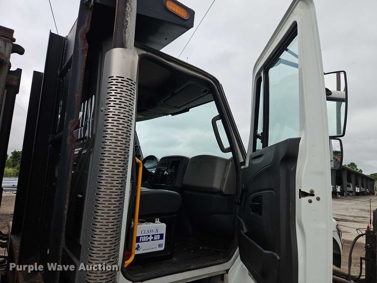 image for item EO4591 2013 International 7400 hook lift truck