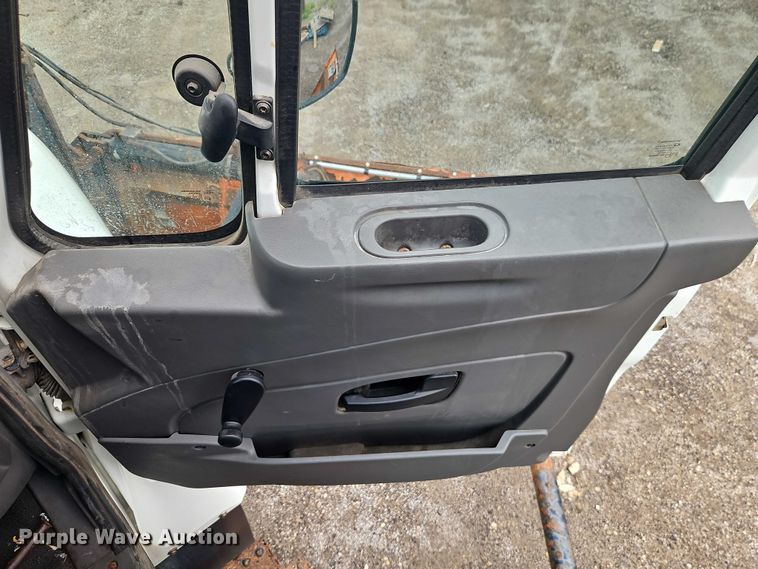 image for item EO4591 2013 International 7400 hook lift truck