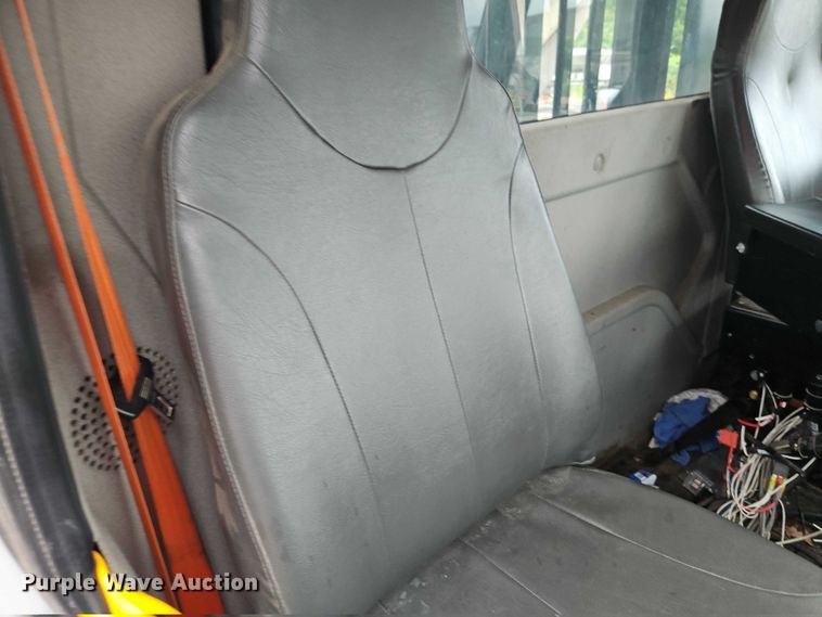 image for item EO4591 2013 International 7400 hook lift truck