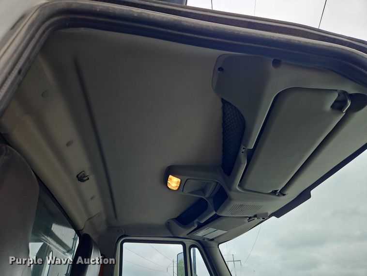 image for item EO4591 2013 International 7400 hook lift truck