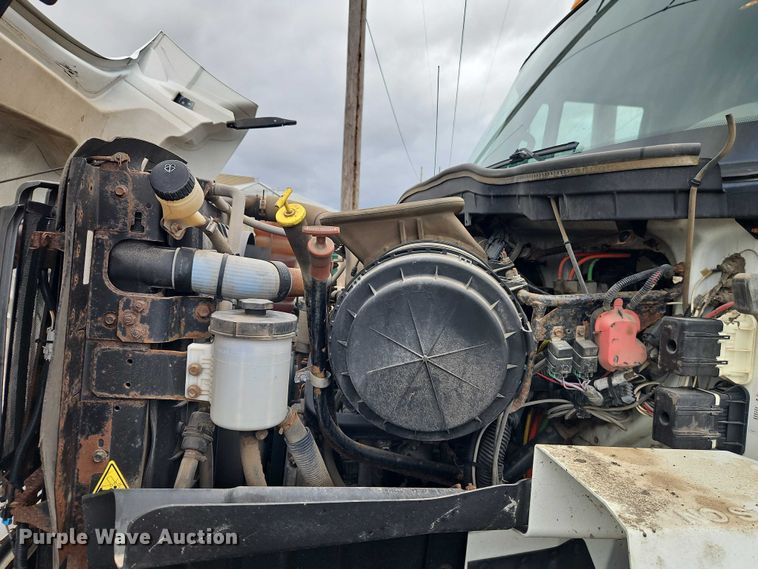 image for item EO4591 2013 International 7400 hook lift truck