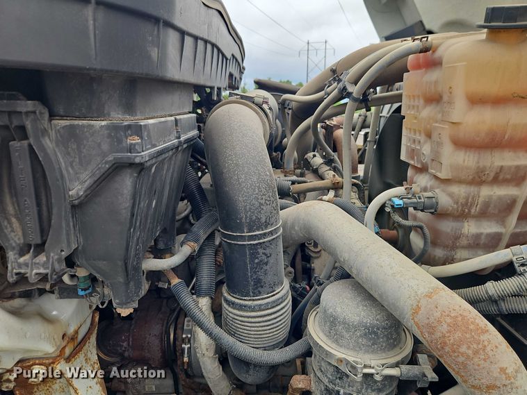 image for item EO4591 2013 International 7400 hook lift truck