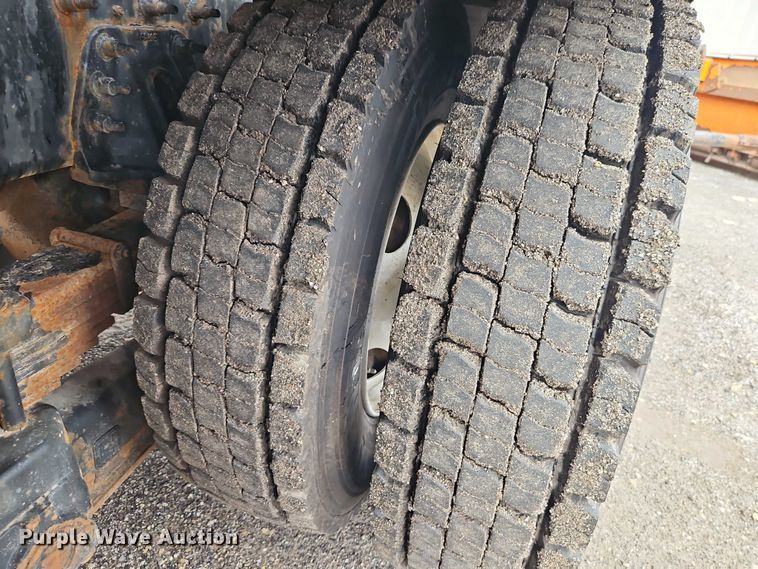 image for item EO4591 2013 International 7400 hook lift truck