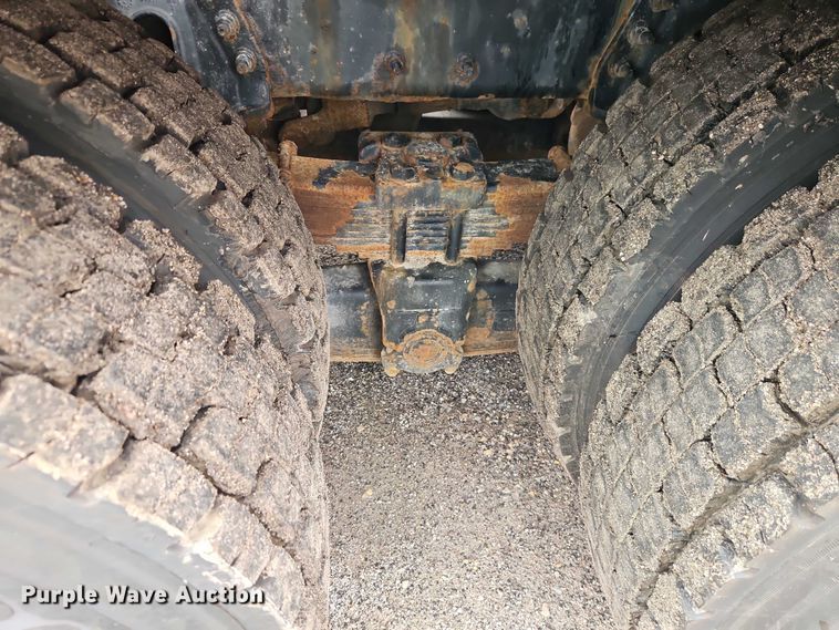 image for item EO4591 2013 International 7400 hook lift truck