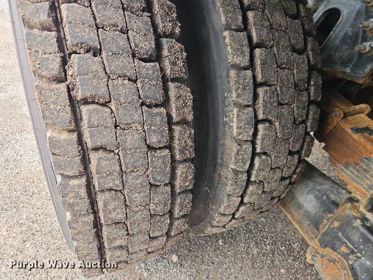 image for item EO4591 2013 International 7400 hook lift truck