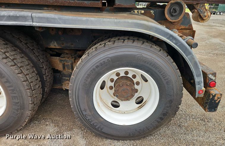 image for item EO4591 2013 International 7400 hook lift truck