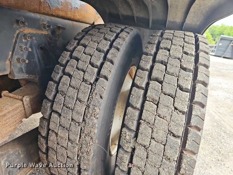 image for item EO4591 2013 International 7400 hook lift truck